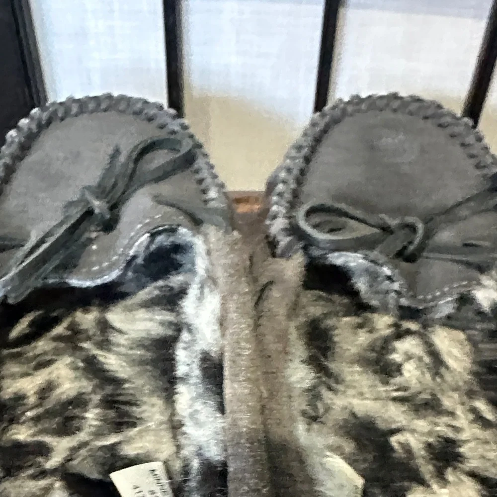 Minnetonka Gray Suede Slippers EUC Size 4 Leopard Faux Fur Interior